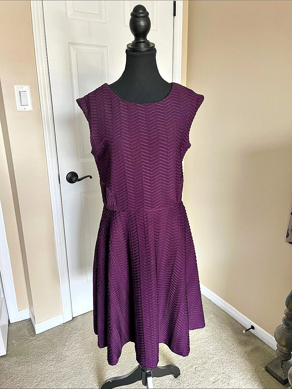 CHETTA B Textured Midi Dress in Purple Size 10 Like New